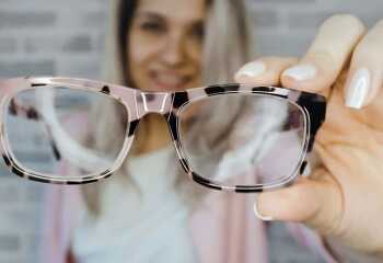 Как отполировать очки от царапин: 10 действенных средств