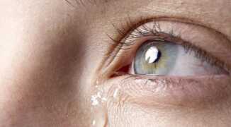 Что делать, когда глаза красные и слезятся: 5 эффективных средств