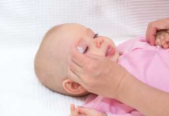 Советы молодым мамам: что делать, если слезится глаз у грудничка 4 месяца