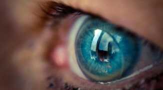 Почему болят глаза от линз? Как справится с недугом в домашних условиях