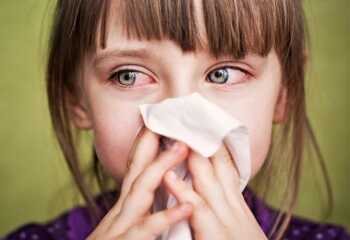 3 болезни, при которых появляются конъюнктивит и сопли у ребенка