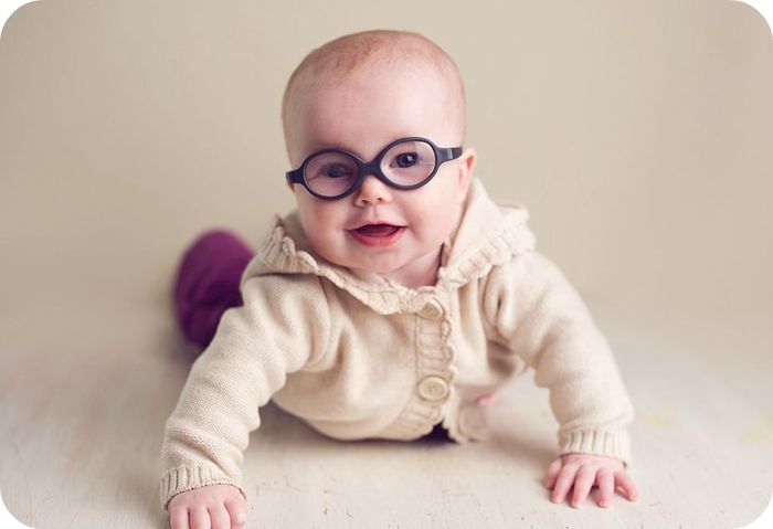 Грудной малыш в очках