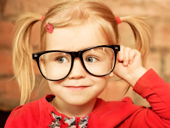 Маленькая девочка в очках