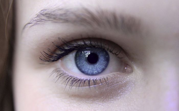 голубой глаз девушки