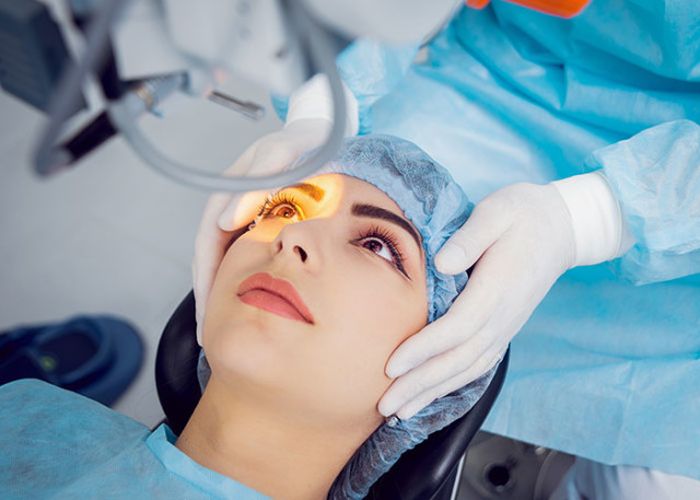 Проведение операции на глаза
