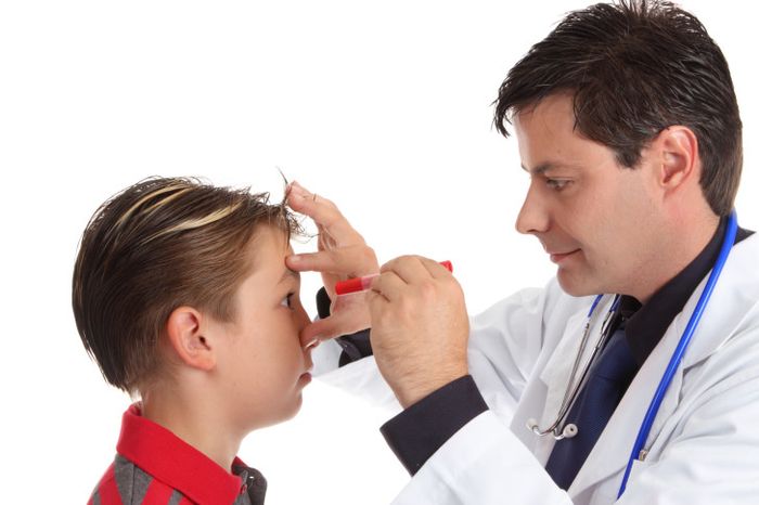 Офтальмолог осматривающий ребенка