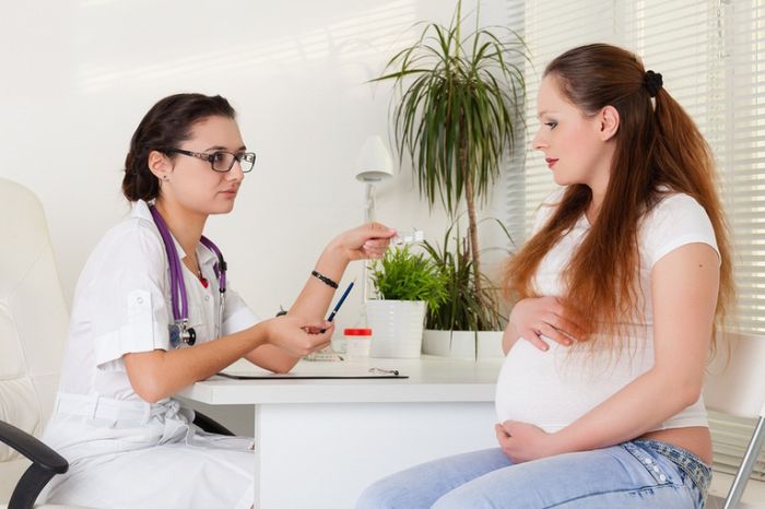Беременная на консультации у врача