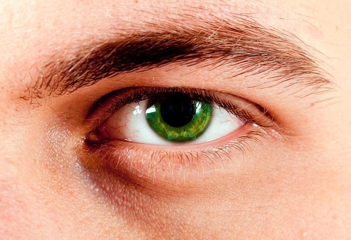 Зеленый глаз мужчины