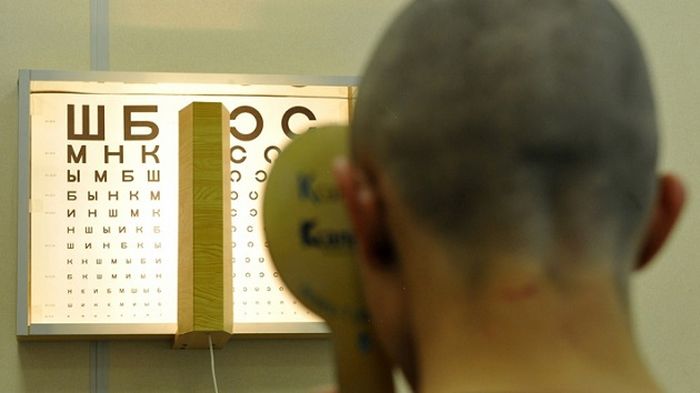 Призывник перед таблицей для проверки зрения