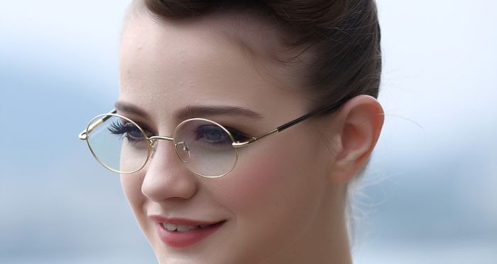 Девушка в очках для зрения