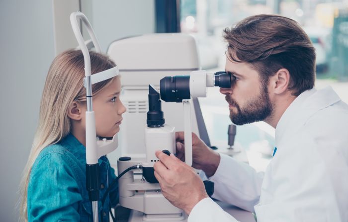 Офтальмолог проверяет цветовое зрение у школьницы
