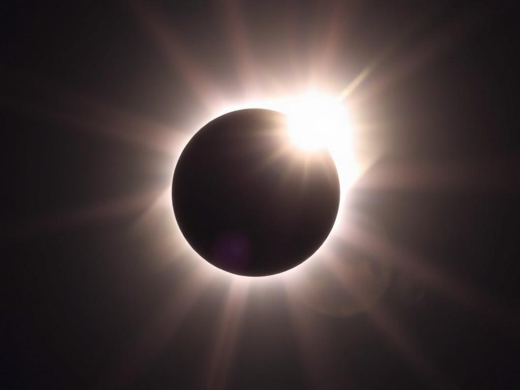    Los peligros de mirar directamente al sol (eclipse solar).. Qué hacer si crees que te has dañado la vista